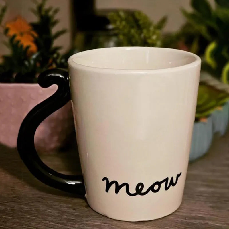 Niedliche Glückskaffeetasse mit schwarzer Katze