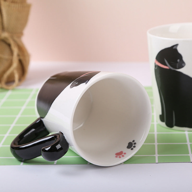 Niedliche Glückskaffeetasse mit schwarzer Katze