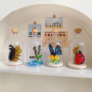 Insektenbausteine mit Glasflasche