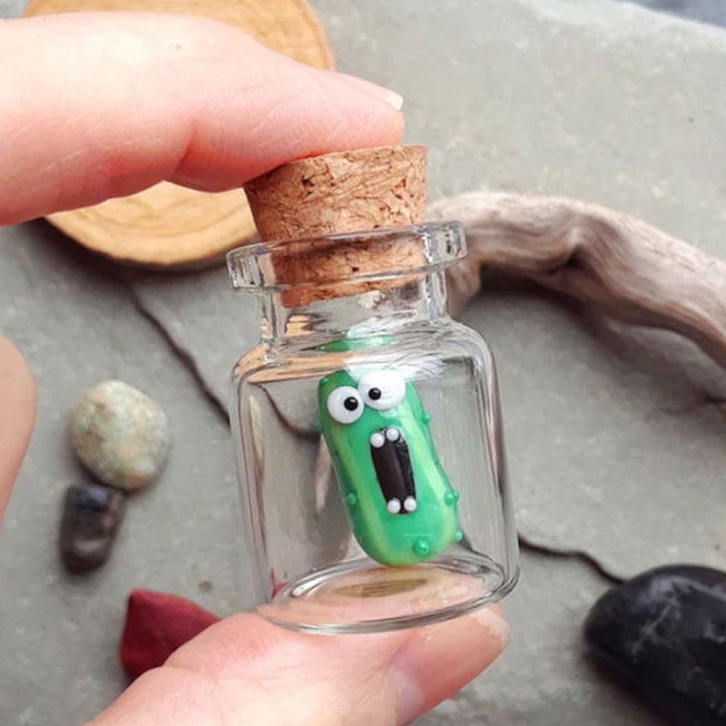 Miniatur Glas Schreiende Gurke in einer Flasche