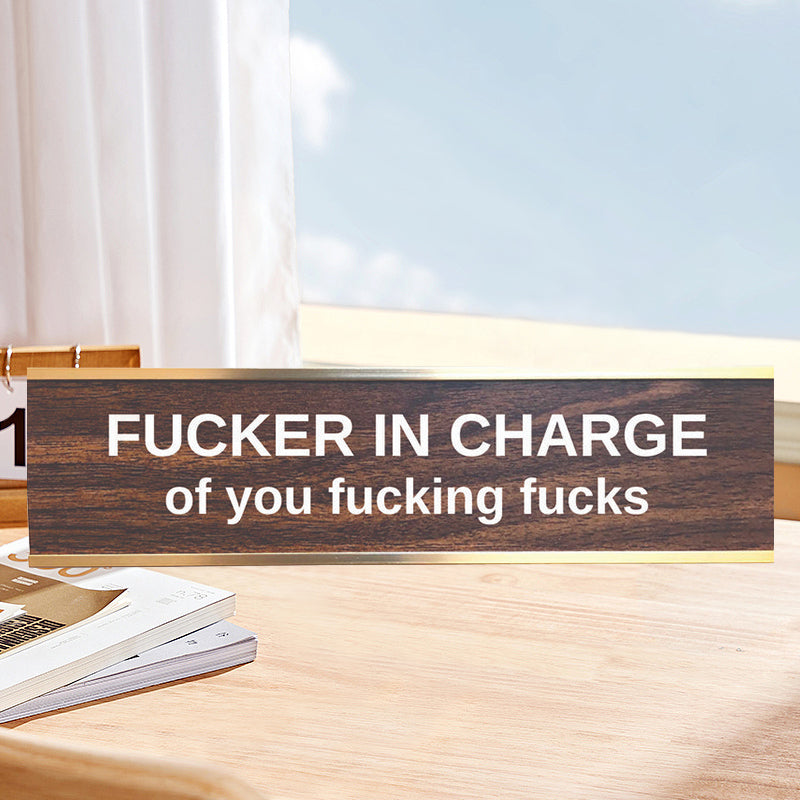 Graviertes Tischschild mit goldenem Ständer