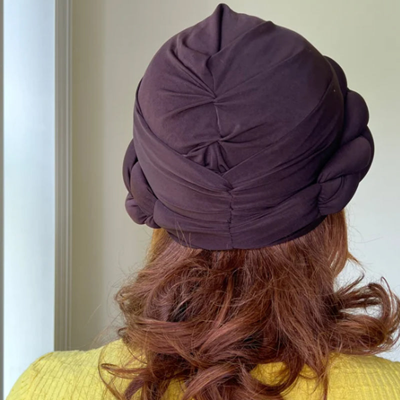 Schlichter Turbanhut aus Milchseide mit großem Zopfmuster