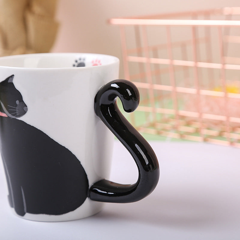 Niedliche Glückskaffeetasse mit schwarzer Katze