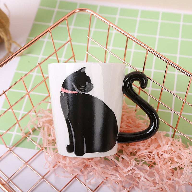 Niedliche Glückskaffeetasse mit schwarzer Katze