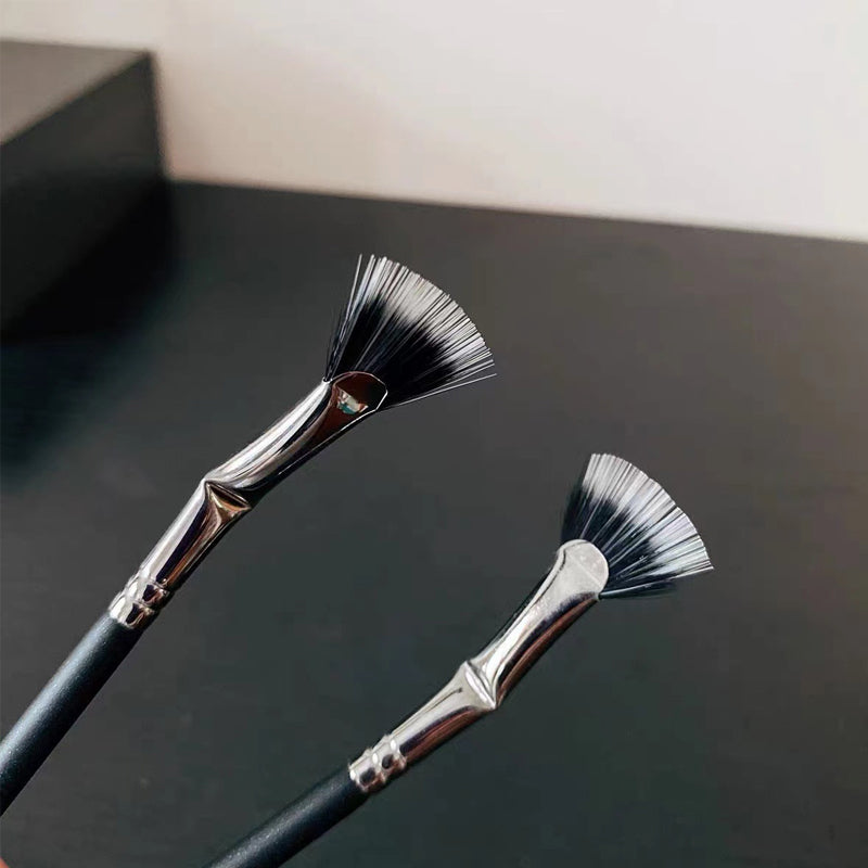 Wimpernbürste mit Wellenschliff