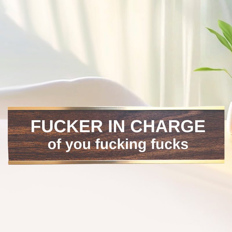 Graviertes Tischschild mit goldenem Ständer