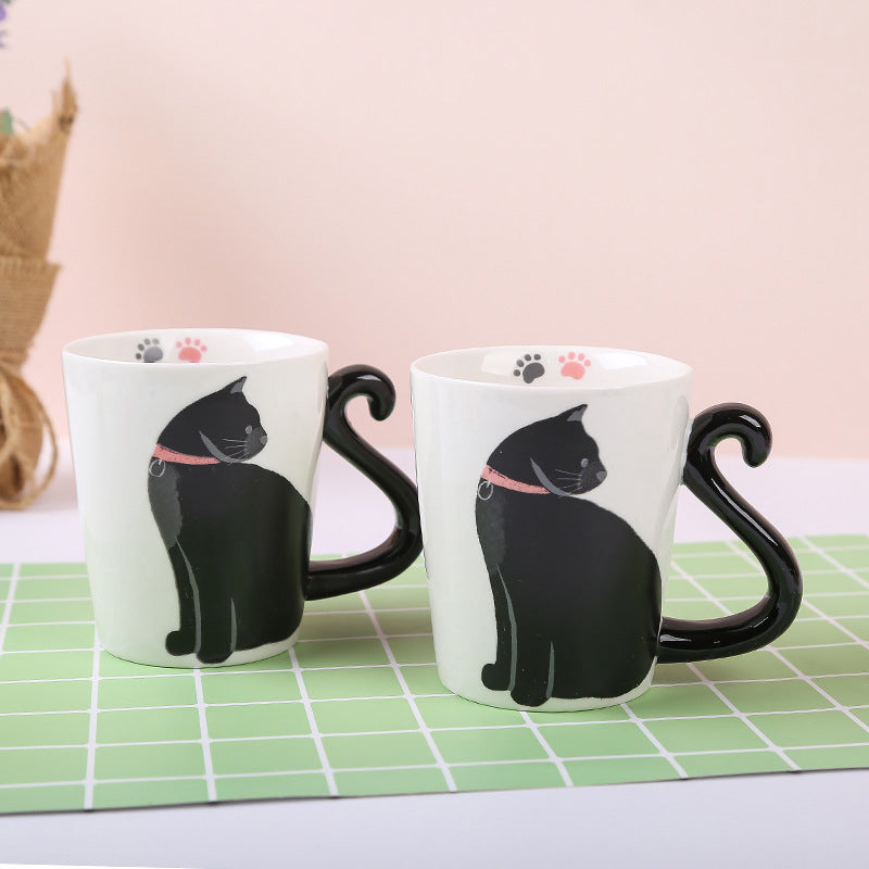 Niedliche Glückskaffeetasse mit schwarzer Katze
