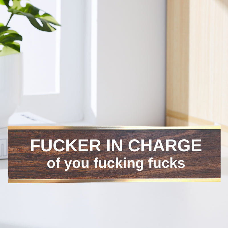Graviertes Tischschild mit goldenem Ständer