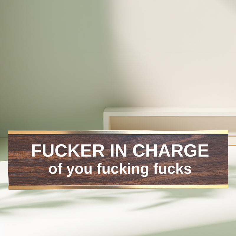 Graviertes Tischschild mit goldenem Ständer