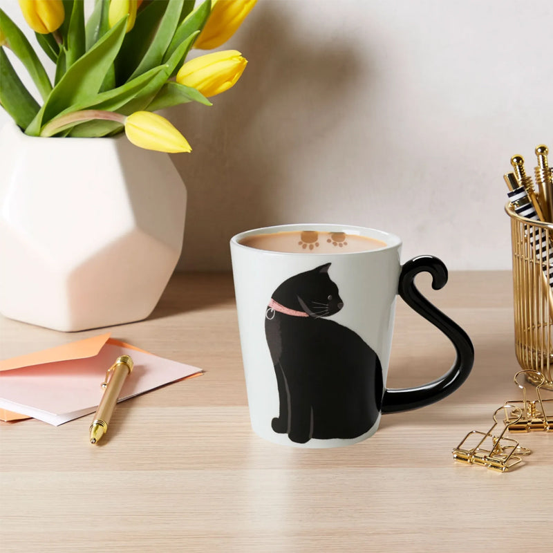Niedliche Glückskaffeetasse mit schwarzer Katze