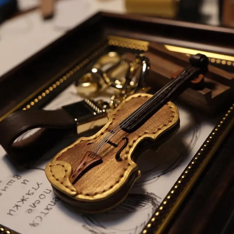 Handgefertigter Schlüsselanhänger aus Leder mit Violine und Cello