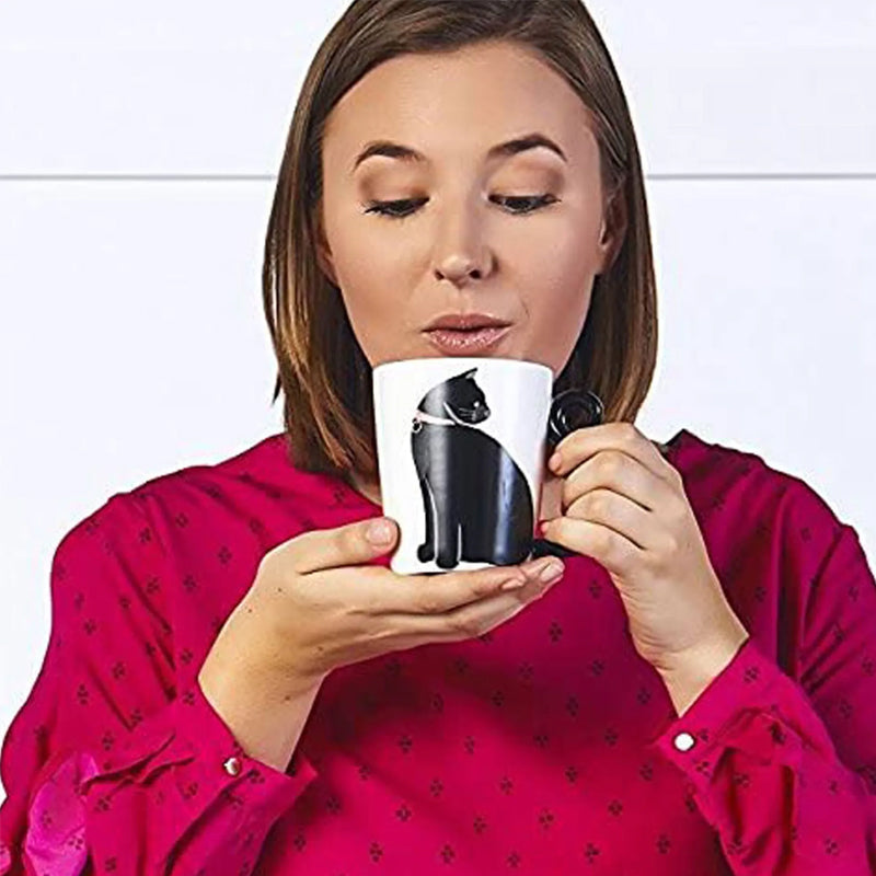 Niedliche Glückskaffeetasse mit schwarzer Katze