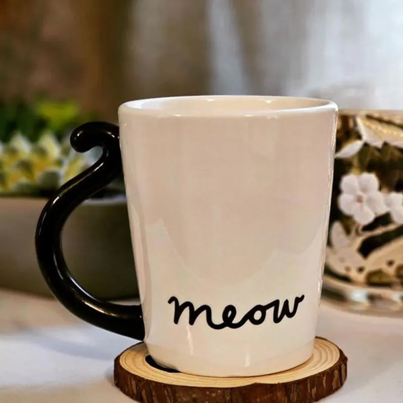 Niedliche Glückskaffeetasse mit schwarzer Katze