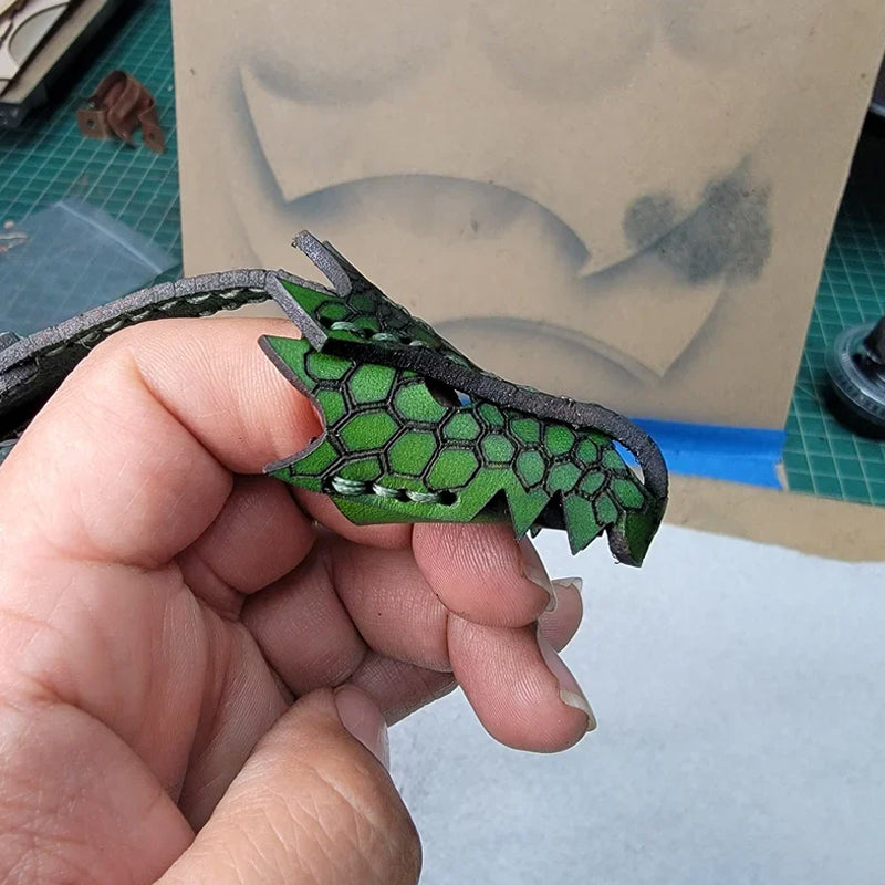 Hand-Drachen-Manschette aus Leder
