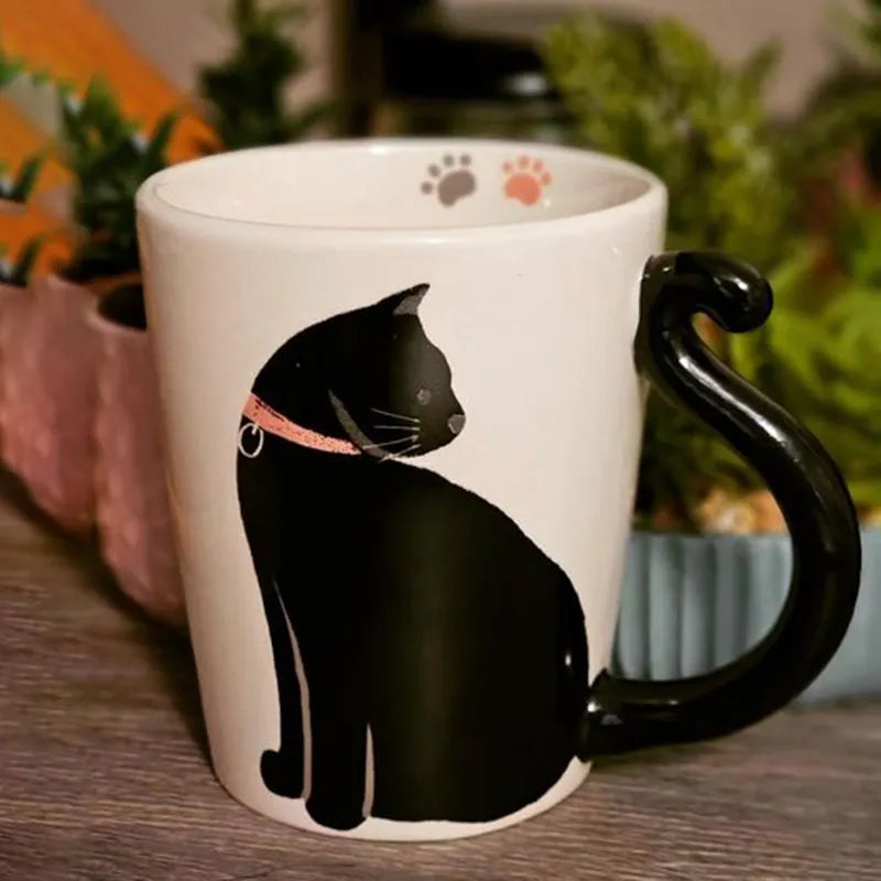 Niedliche Glückskaffeetasse mit schwarzer Katze