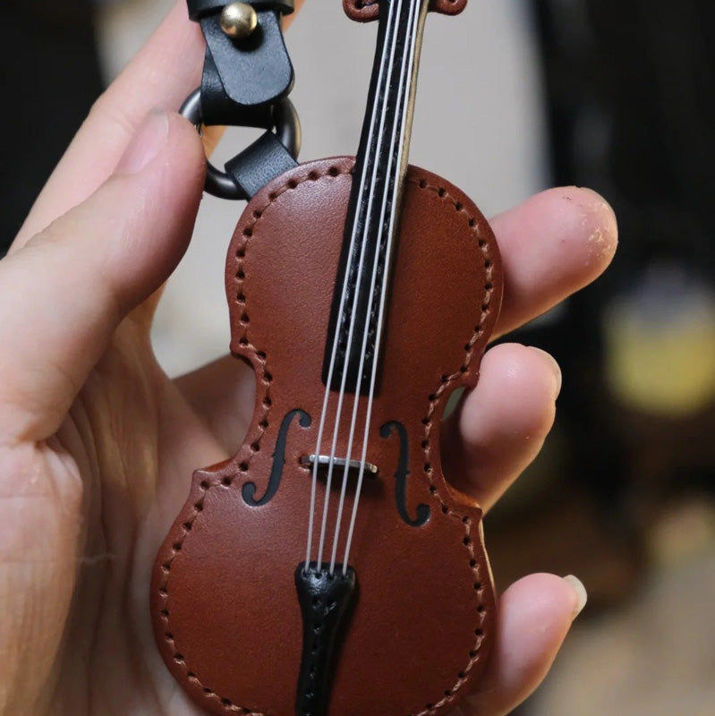 Handgefertigter Schlüsselanhänger aus Leder mit Violine und Cello