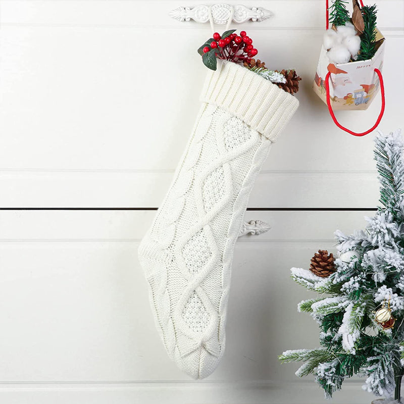 Weihnachtsstrümpfe – Der Weihnachtsmann legt Geschenke auf Socken
