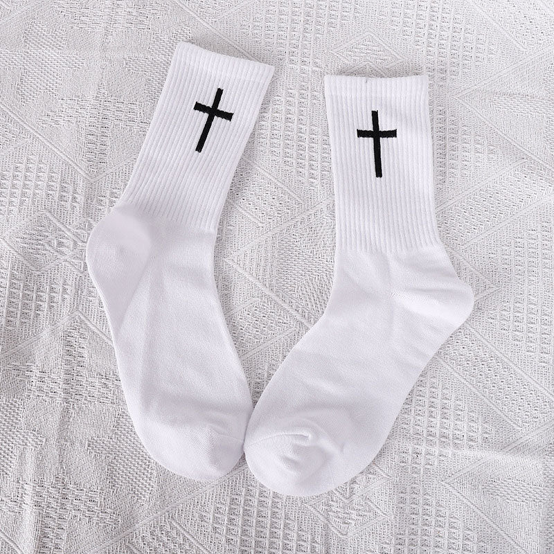 Schwarze und weiße Kreuzsocken