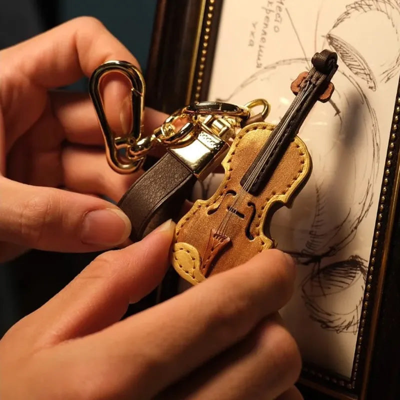 Handgefertigter Schlüsselanhänger aus Leder mit Violine und Cello