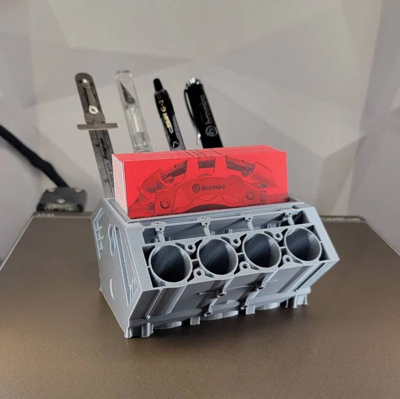 Original V8 Pengine | Motorblok pen & visitkortholder