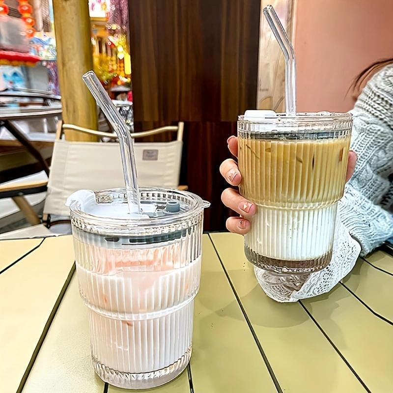 Glasbecher mit Strohhalm und Deckel