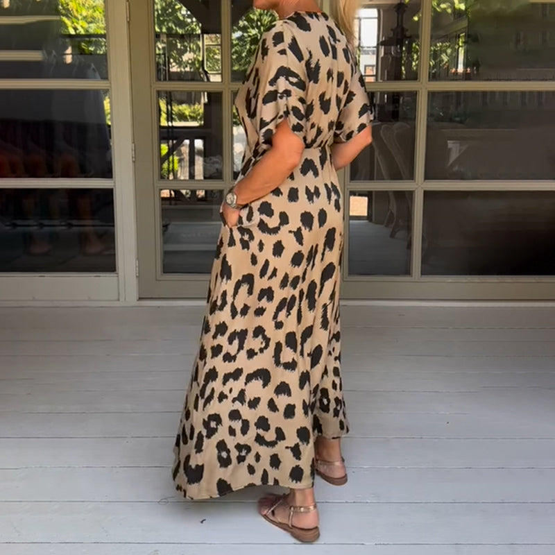 Lässiges, geschlitztes Kleid mit Leopardenmuster