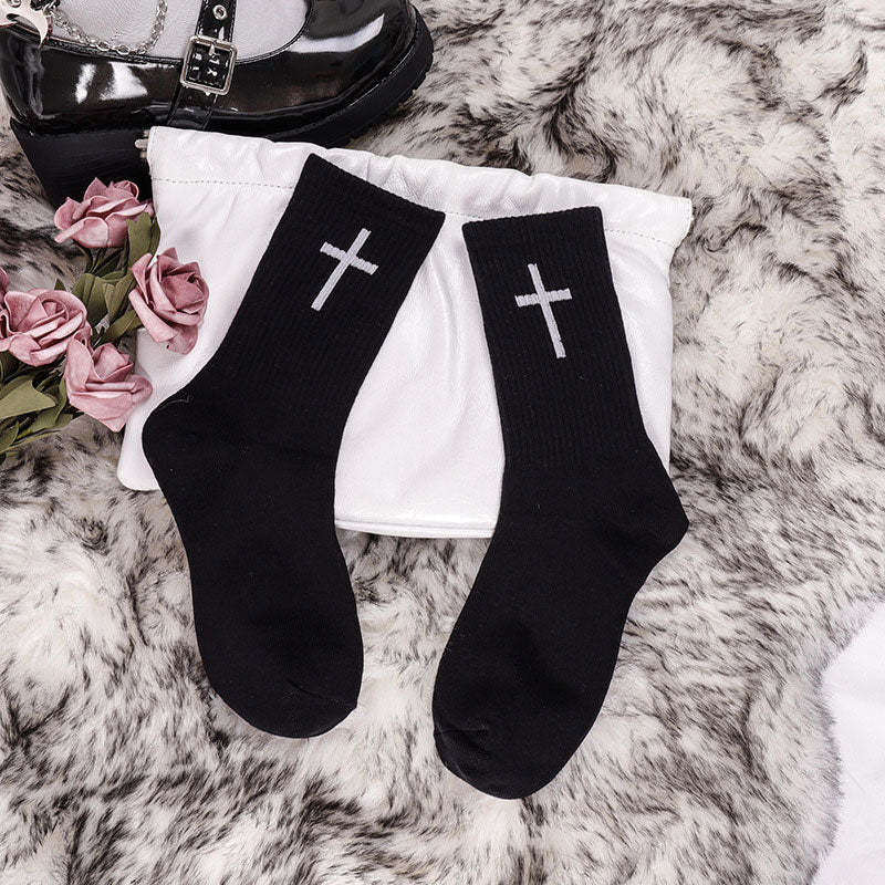 Schwarze und weiße Kreuzsocken