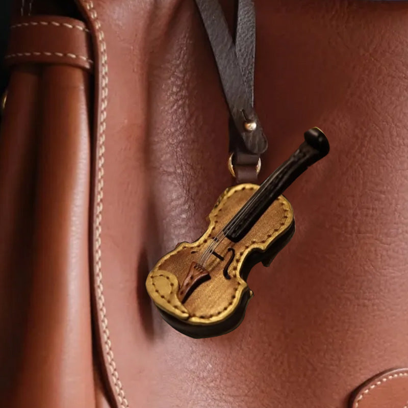 Handgefertigter Schlüsselanhänger aus Leder mit Violine und Cello