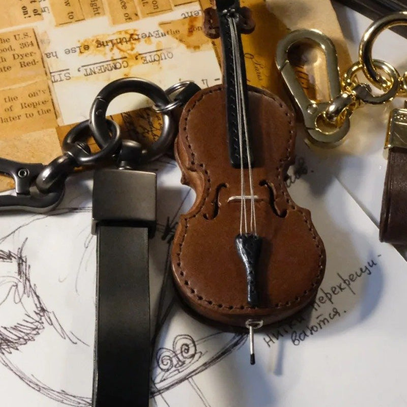 Handgefertigter Schlüsselanhänger aus Leder mit Violine und Cello
