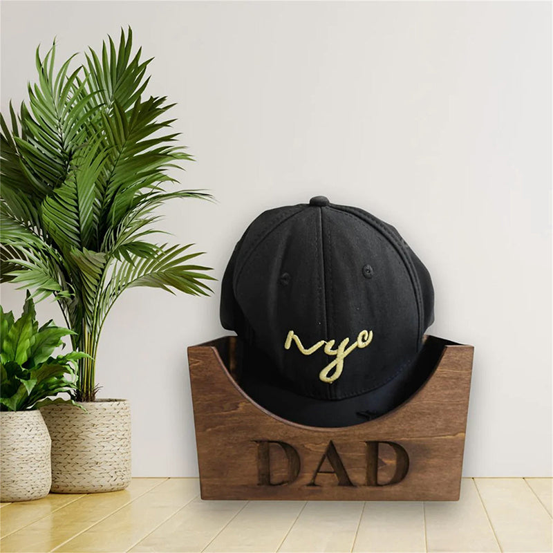Far-hatteholder i træ