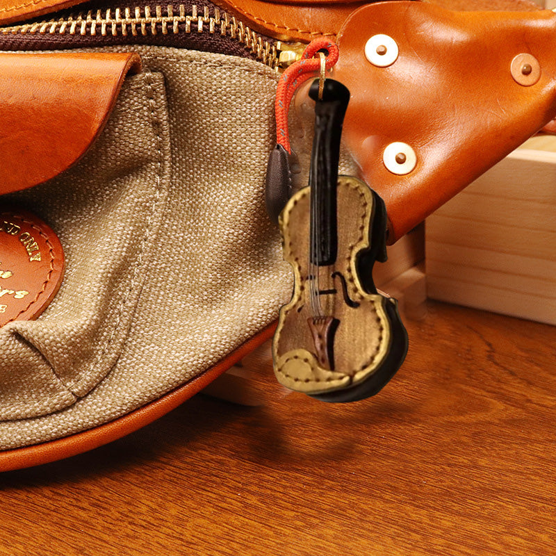 Handgefertigter Schlüsselanhänger aus Leder mit Violine und Cello