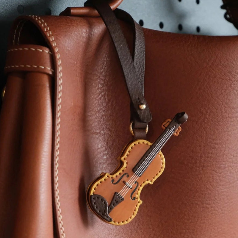 Handgefertigter Schlüsselanhänger aus Leder mit Violine und Cello