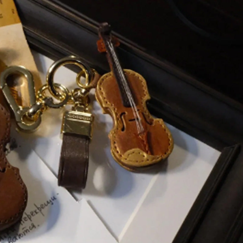 Handgefertigter Schlüsselanhänger aus Leder mit Violine und Cello