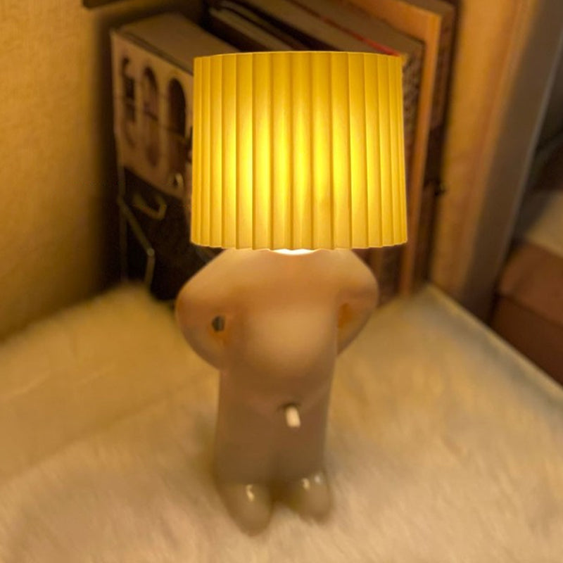 Eine kreative Lampe des kleinen schüchternen Mannes