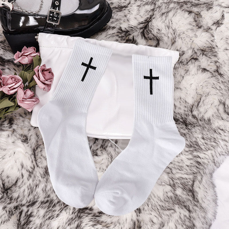 Schwarze und weiße Kreuzsocken