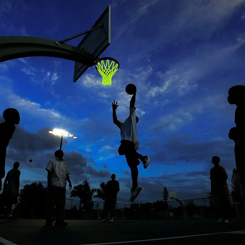 Nachtlicht Basketballnetz leuchtend im Freien