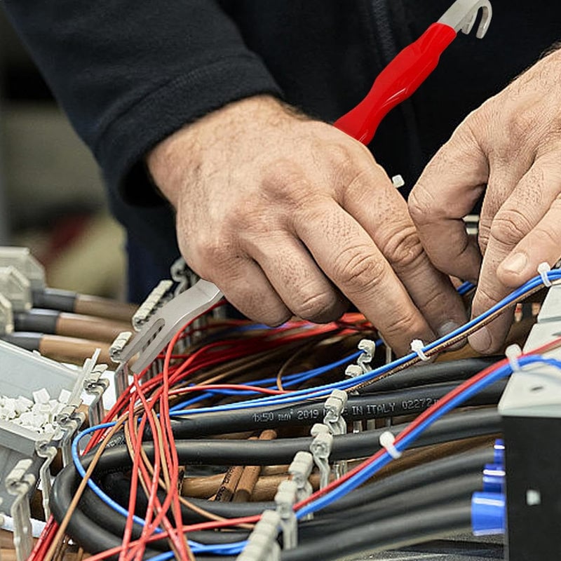 Werkzeug zum Entfernen von elektrischen Anschlussklemmen in Kraftfahrzeugen