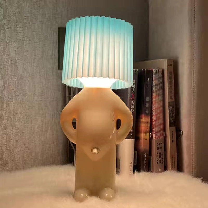 Eine kreative Lampe des kleinen schüchternen Mannes