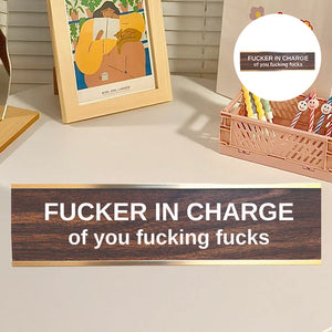 Graviertes Tischschild mit goldenem Ständer