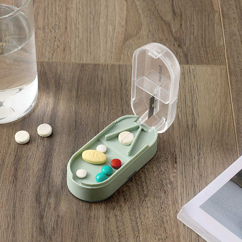 Pillendose mit Pillenschneider