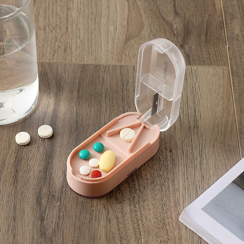 Pillendose mit Pillenschneider