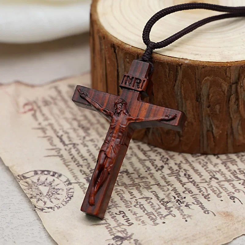 Jesus-Kreuz-Halskette aus Holz