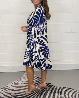 Bedrucktes Freizeitkleid mit V-Ausschnitt