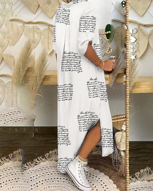 Hemdkleid mit Schlitz und Buchstabenmuster