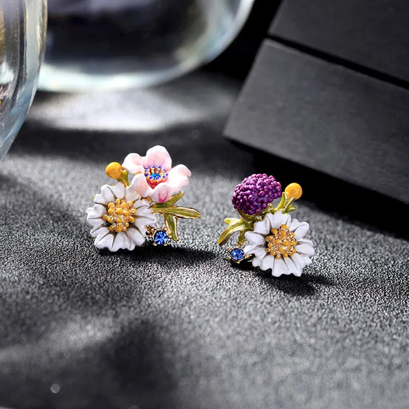Gänseblümchen-Blume asymmetrische Ohrringe